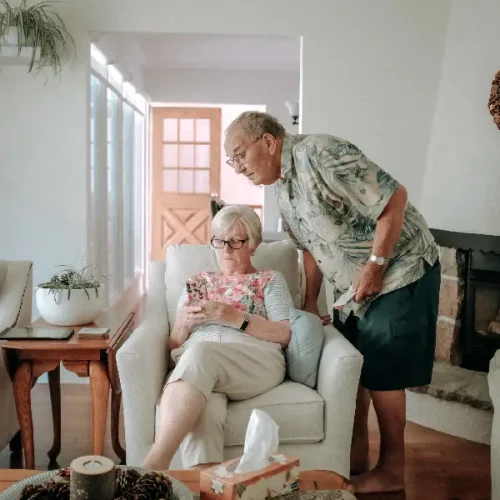 Couple qui regarde les aides à la rénovation énergétique